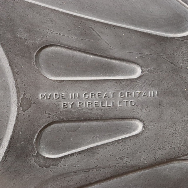 英国ヴィンテージの二人掛けソファ。深みのあるチーク材が印象的な北欧ヴィンテージ。静かな存在感を放つ美しい佇まい。