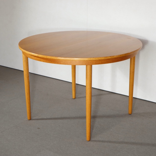デンマーク製のヴィンテージラウンドダイニングテーブル。上品な木目と優しい艶をまとった北欧ヴィンテージ。