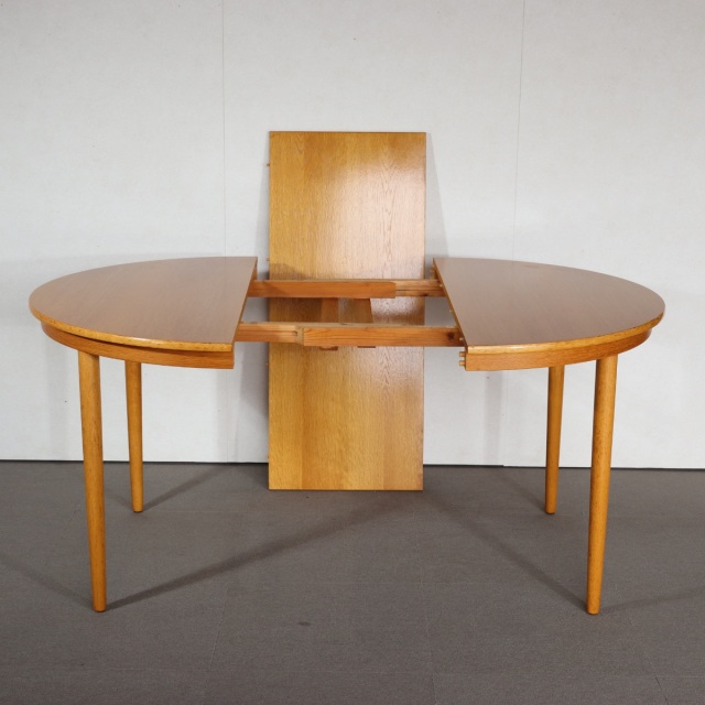 デンマーク製のヴィンテージラウンドダイニングテーブル。上品な木目と優しい艶をまとった北欧ヴィンテージ。