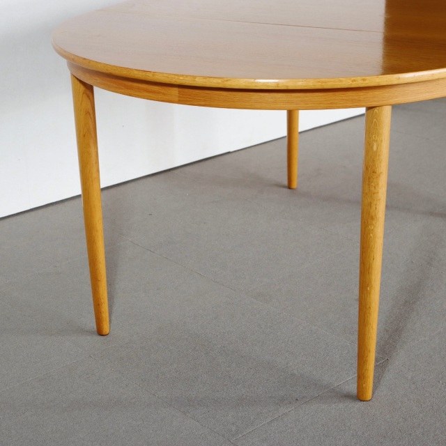 デンマーク製のヴィンテージラウンドダイニングテーブル。上品な木目と優しい艶をまとった北欧ヴィンテージ。