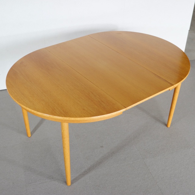 デンマーク製のヴィンテージラウンドダイニングテーブル。上品な木目と優しい艶をまとった北欧ヴィンテージ。