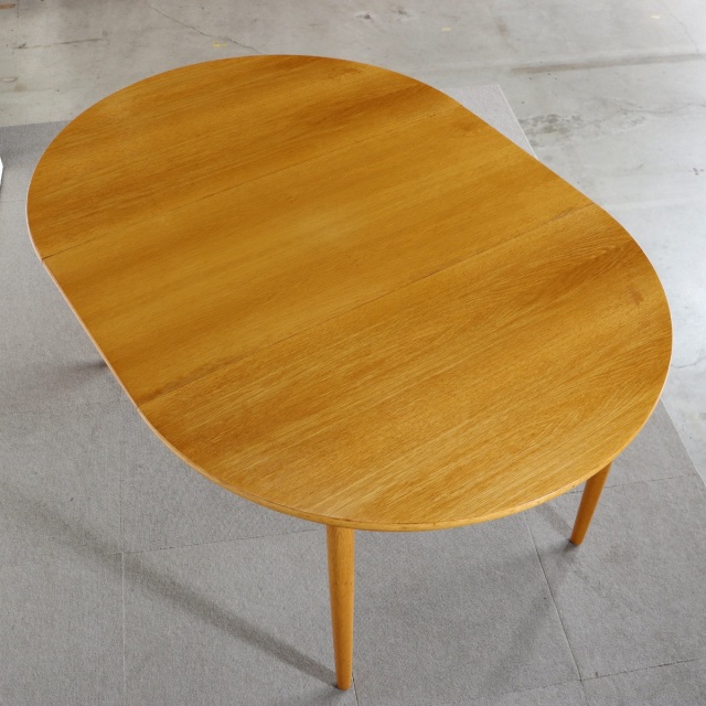 デンマーク製のヴィンテージラウンドダイニングテーブル。上品な木目と優しい艶をまとった北欧ヴィンテージ。