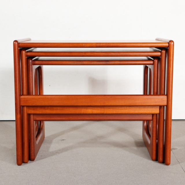 デンマーク製ネストテーブル。木の質感を活かしたチーク材北欧ヴィンテージ。自然体の上質さ。