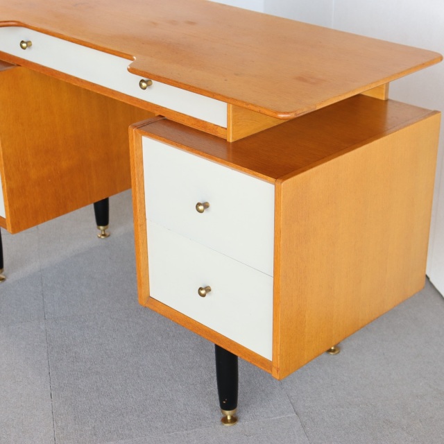 ジープランG-PLANのデスク