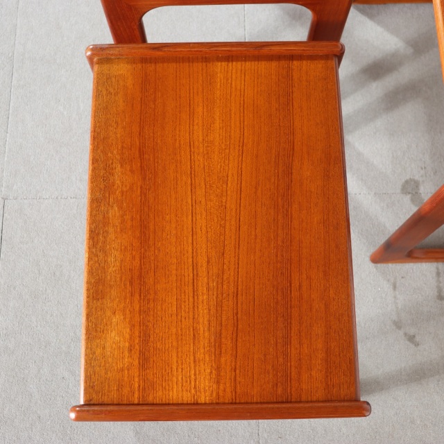 デンマーク製ネストテーブル。木の質感を活かしたチーク材北欧ヴィンテージ。自然体の上質さ。