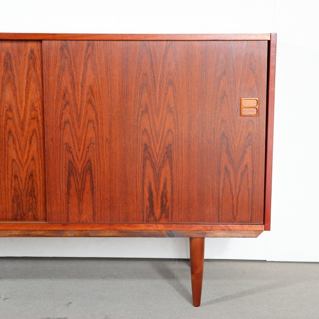 デンマーク製サイドボード。チーク材の木目が静かに語る北欧ヴィンテージ。穏やかな美しさ。