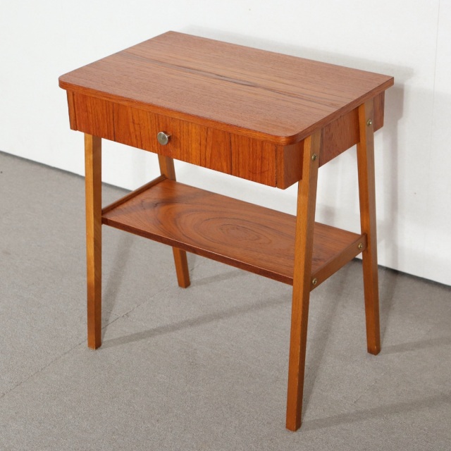 デンマーク製のヴィンテージサイドテーブル。チーク材の深い色合いが美しい北欧ヴィンテージ。空間に品ある温もりを添える一台。