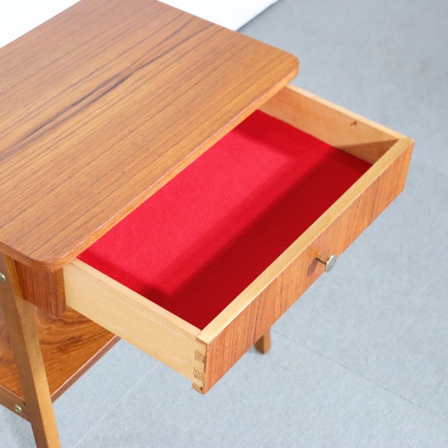 デンマーク製のヴィンテージサイドテーブル。チーク材の深い色合いが美しい北欧ヴィンテージ。空間に品ある温もりを添える一台。