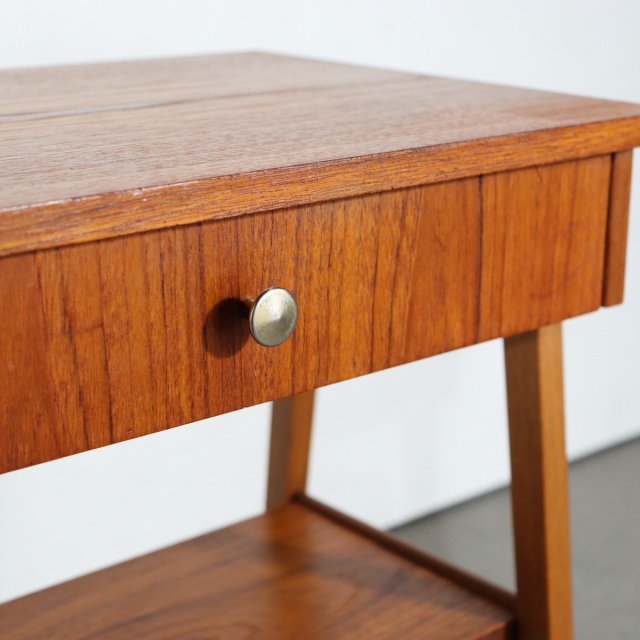 デンマーク製のヴィンテージサイドテーブル。チーク材の深い色合いが美しい北欧ヴィンテージ。空間に品ある温もりを添える一台。