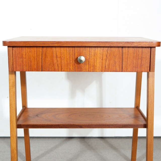 デンマーク製のヴィンテージサイドテーブル。チーク材の深い色合いが美しい北欧ヴィンテージ。空間に品ある温もりを添える一台。
