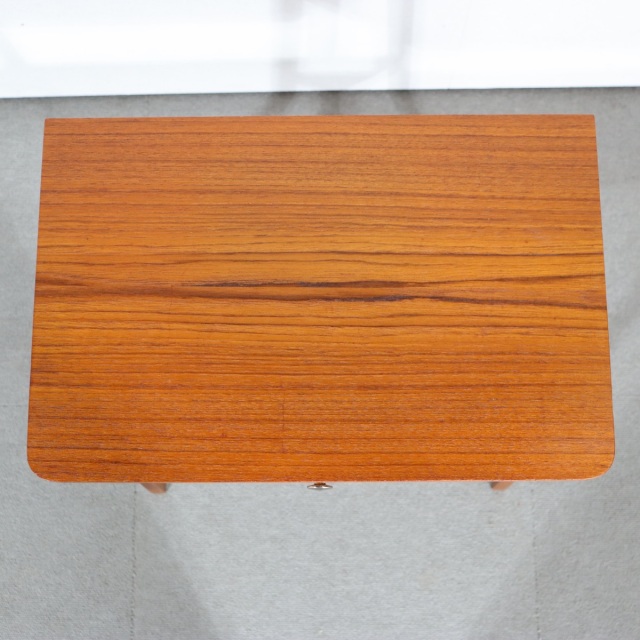 デンマーク製のヴィンテージサイドテーブル。チーク材の深い色合いが美しい北欧ヴィンテージ。空間に品ある温もりを添える一台。