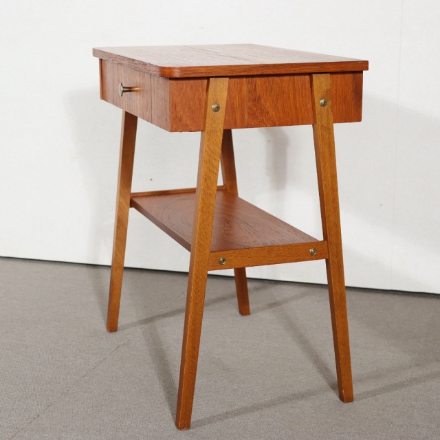 デンマーク製のヴィンテージサイドテーブル。チーク材の深い色合いが美しい北欧ヴィンテージ。空間に品ある温もりを添える一台。