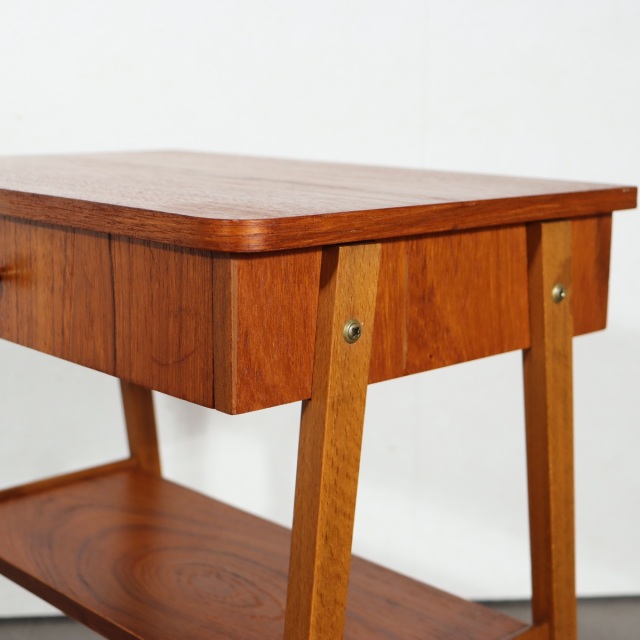 デンマーク製のヴィンテージサイドテーブル。チーク材の深い色合いが美しい北欧ヴィンテージ。空間に品ある温もりを添える一台。