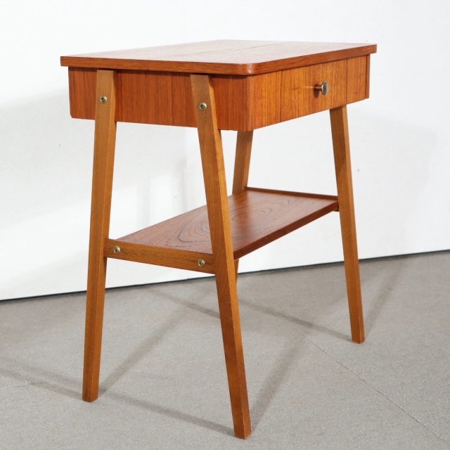 デンマーク製のヴィンテージサイドテーブル。チーク材の深い色合いが美しい北欧ヴィンテージ。空間に品ある温もりを添える一台。