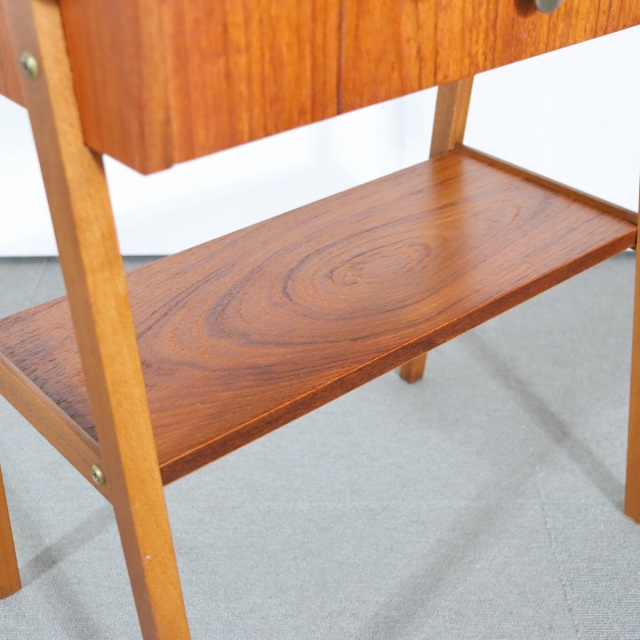 デンマーク製のヴィンテージサイドテーブル。チーク材の深い色合いが美しい北欧ヴィンテージ。空間に品ある温もりを添える一台。