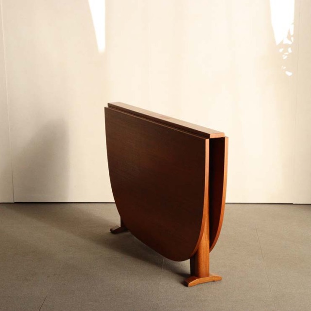 チーク材の英国ヴィンテージの折りたたみダイニングテーブル