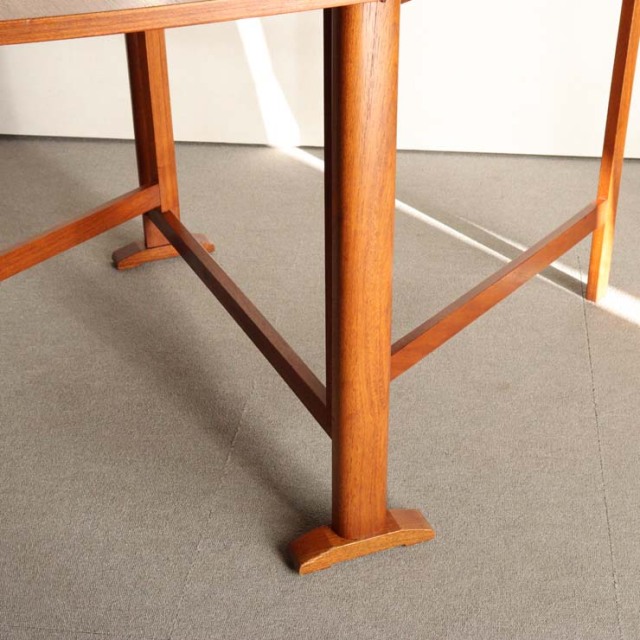 チーク材の英国ヴィンテージの折りたたみダイニングテーブル