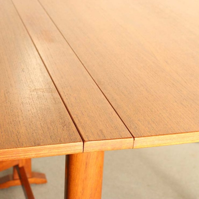 チーク材の英国ヴィンテージの折りたたみダイニングテーブル