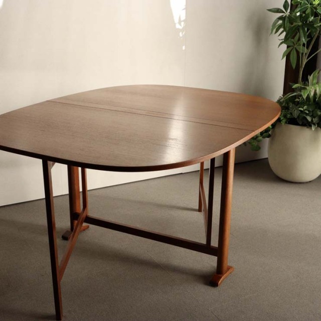 チーク材の英国ヴィンテージの折りたたみダイニングテーブル