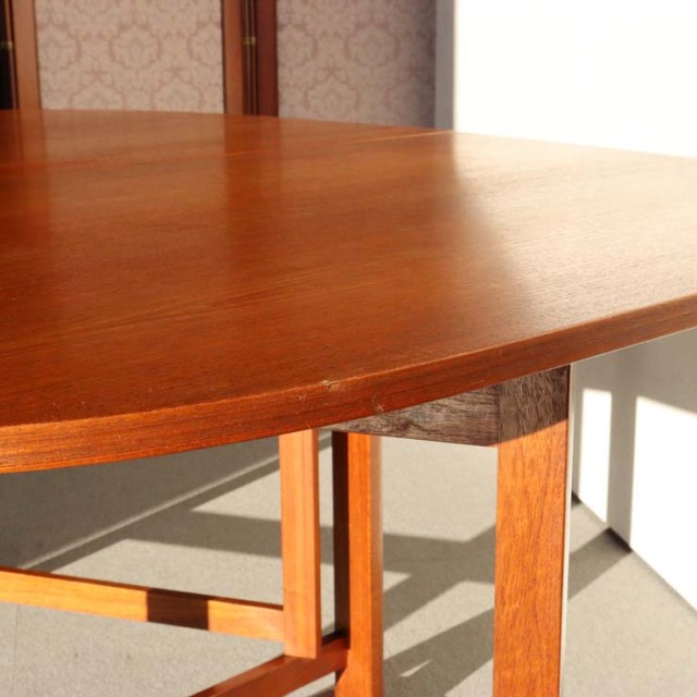 チーク材の英国ヴィンテージの折りたたみダイニングテーブル