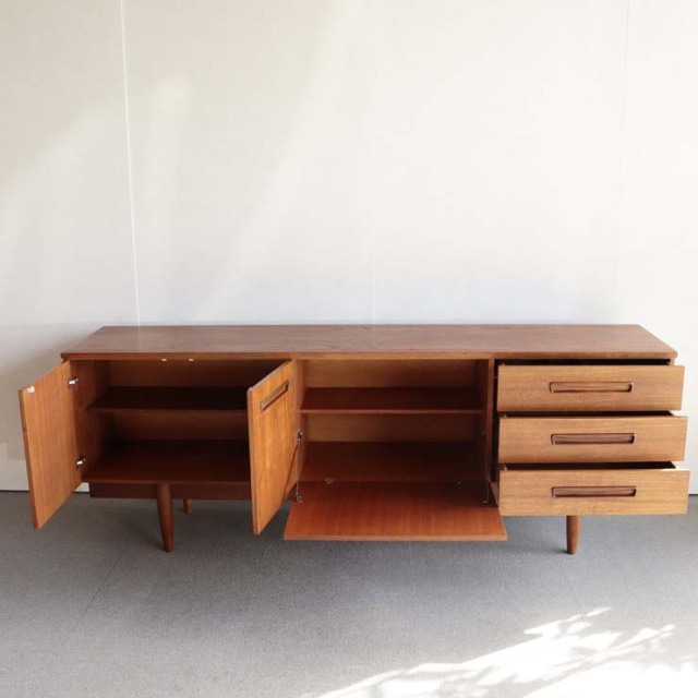 英国ヴィンテージのサイドボード