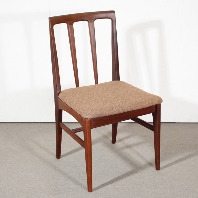 ヤンガーYOUNGER製のダイニングチェア。アフロモシアの木目が美しい北欧ヴィンテージ。時を重ねても輝きを失わない上質な一脚。