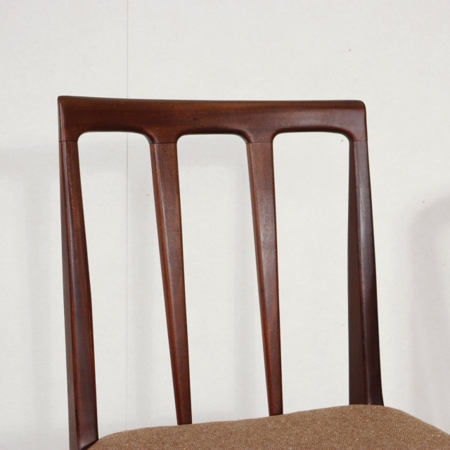 ヤンガーYOUNGER製のダイニングチェア。アフロモシアの木目が美しい北欧ヴィンテージ。時を重ねても輝きを失わない上質な一脚。