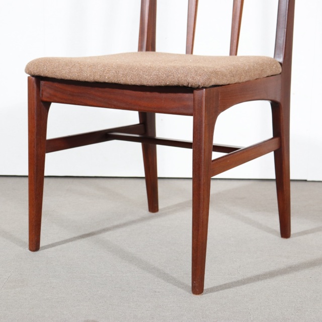 ヤンガーYOUNGER製のダイニングチェア。アフロモシアの木目が美しい北欧ヴィンテージ。時を重ねても輝きを失わない上質な一脚。