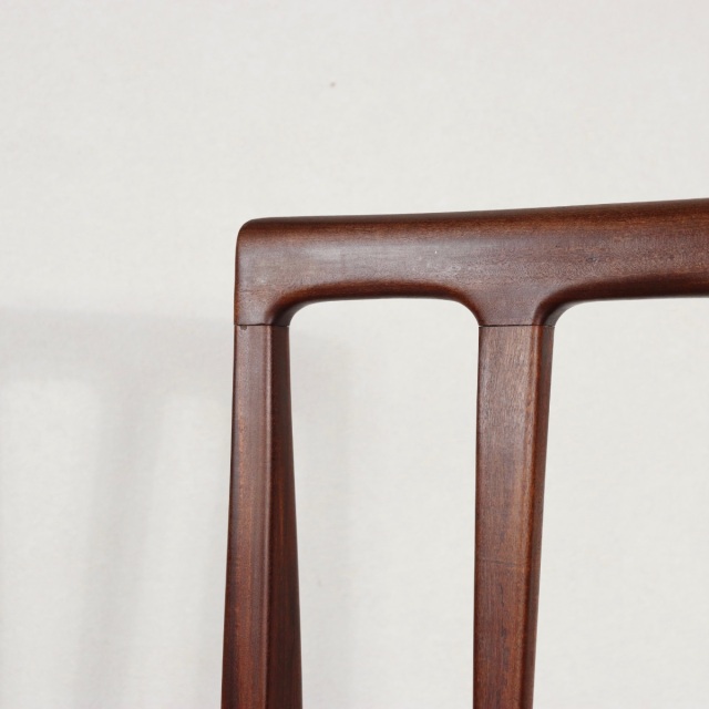 ヤンガーYOUNGER製のダイニングチェア。アフロモシアの木目が美しい北欧ヴィンテージ。時を重ねても輝きを失わない上質な一脚。