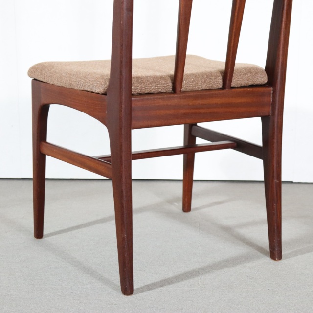 ヤンガーYOUNGER製のダイニングチェア。アフロモシアの木目が美しい北欧ヴィンテージ。時を重ねても輝きを失わない上質な一脚。