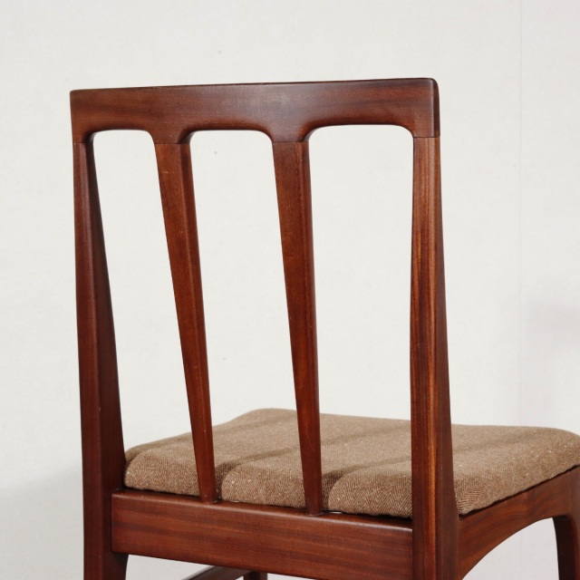 ヤンガーYOUNGER製のダイニングチェア。アフロモシアの木目が美しい北欧ヴィンテージ。時を重ねても輝きを失わない上質な一脚。