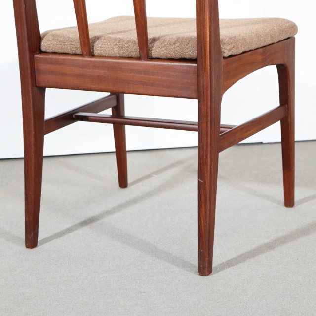 ヤンガーYOUNGER製のダイニングチェア。アフロモシアの木目が美しい北欧ヴィンテージ。時を重ねても輝きを失わない上質な一脚。