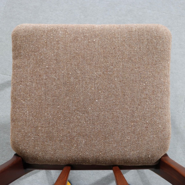 ヤンガーYOUNGER製のダイニングチェア。アフロモシアの木目が美しい北欧ヴィンテージ。時を重ねても輝きを失わない上質な一脚。