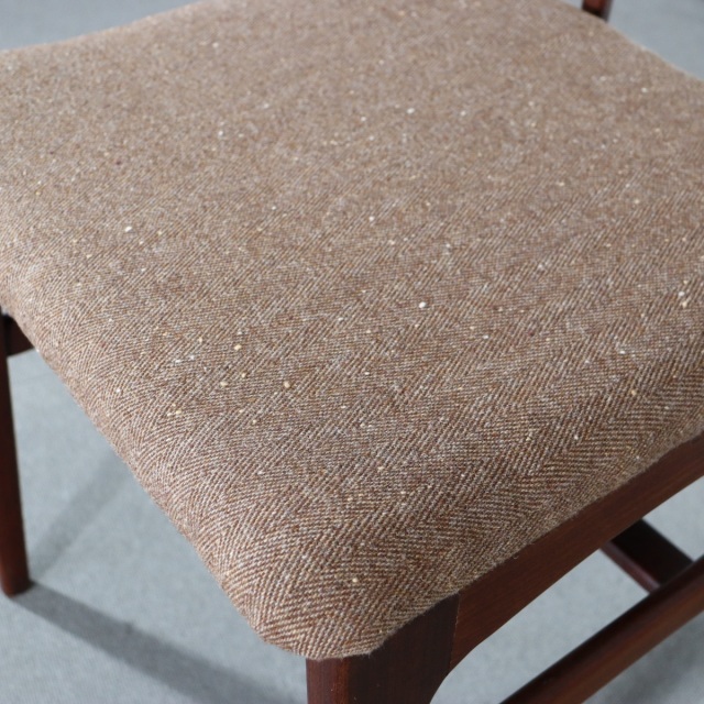 ヤンガーYOUNGER製のダイニングチェア。アフロモシアの木目が美しい北欧ヴィンテージ。時を重ねても輝きを失わない上質な一脚。