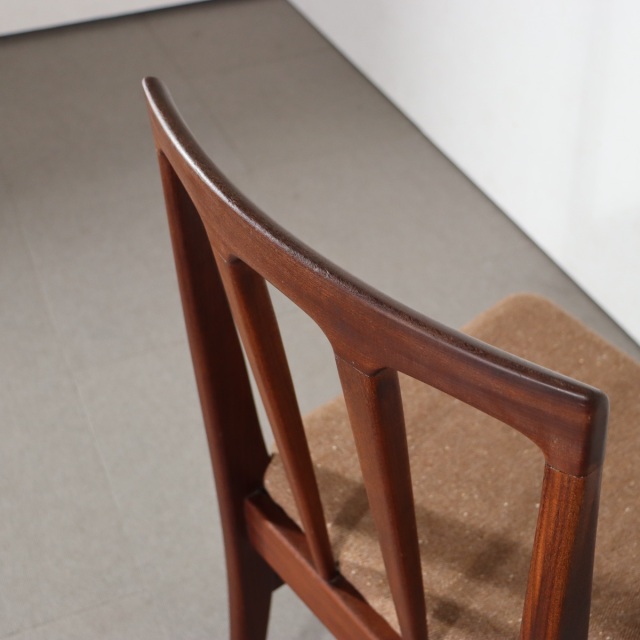 ヤンガーYOUNGER製のダイニングチェア。アフロモシアの木目が美しい北欧ヴィンテージ。時を重ねても輝きを失わない上質な一脚。