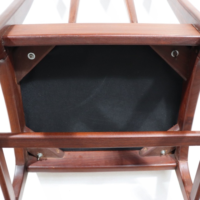 ヤンガーYOUNGER製のダイニングチェア。アフロモシアの木目が美しい北欧ヴィンテージ。時を重ねても輝きを失わない上質な一脚。