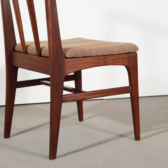 ヤンガーYOUNGER製のダイニングチェア。アフロモシアの木目が美しい北欧ヴィンテージ。時を重ねても輝きを失わない上質な一脚。