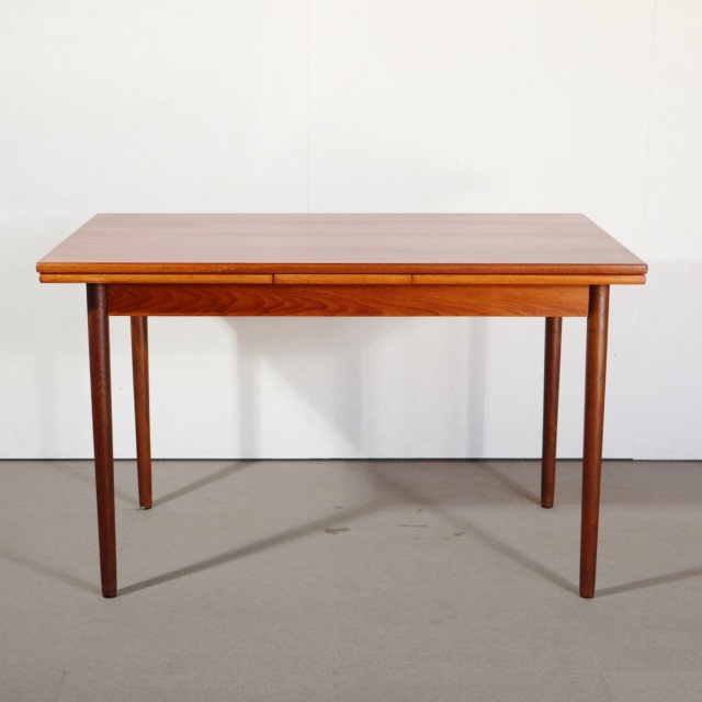 デンマーク製ダイニングテーブル。北欧ヴィンテージ家具のチーク材で落ち着いた表情。