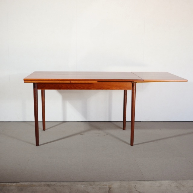 デンマーク製ダイニングテーブル。北欧ヴィンテージ家具のチーク材で落ち着いた表情。