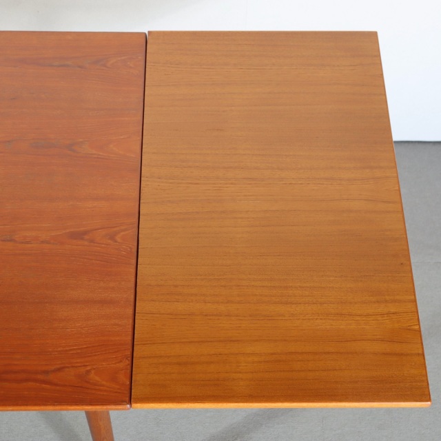 デンマーク製ダイニングテーブル。北欧ヴィンテージ家具のチーク材で落ち着いた表情。