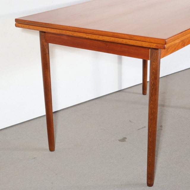 デンマーク製ダイニングテーブル。北欧ヴィンテージ家具のチーク材で落ち着いた表情。