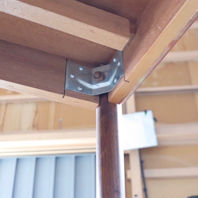 デンマーク製ダイニングテーブル。北欧ヴィンテージ家具のチーク材で落ち着いた表情。