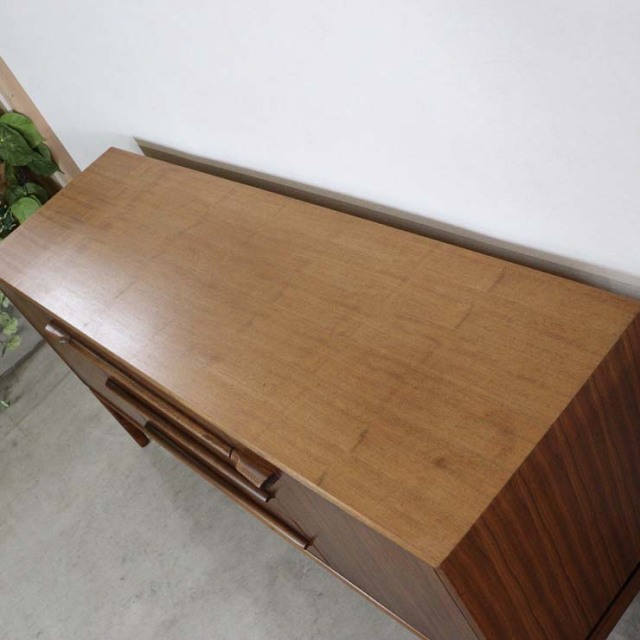 木製の茶色の脚があるサイドボード、中央に引き出し３つ、両端は開き戸、縦の木目がキレイ、23174