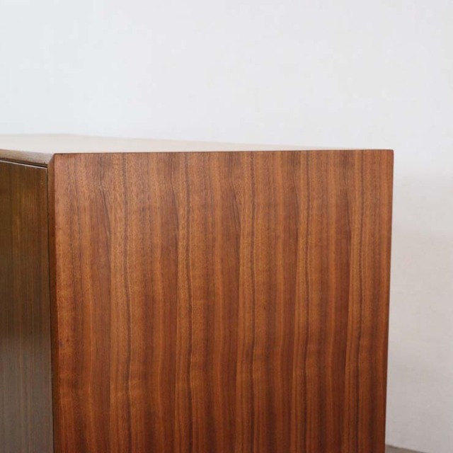 木製の茶色の脚があるサイドボード、中央に引き出し３つ、両端は開き戸、縦の木目がキレイ、23174