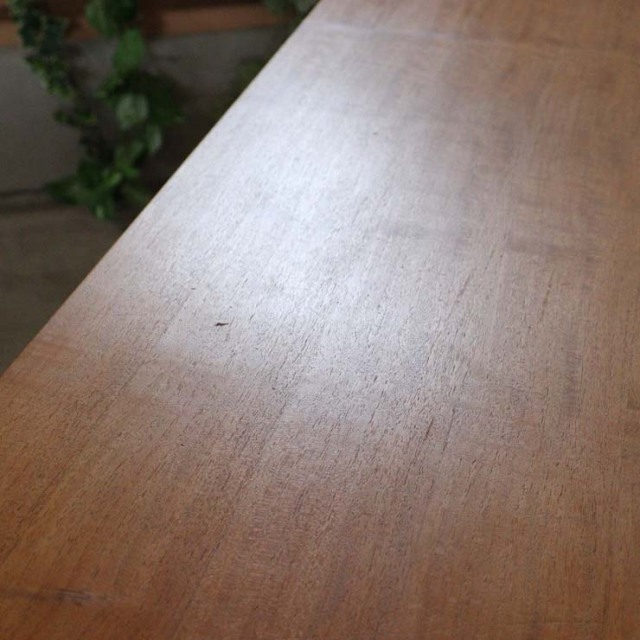 木製の茶色の脚があるサイドボード、中央に引き出し３つ、両端は開き戸、縦の木目がキレイ、23174