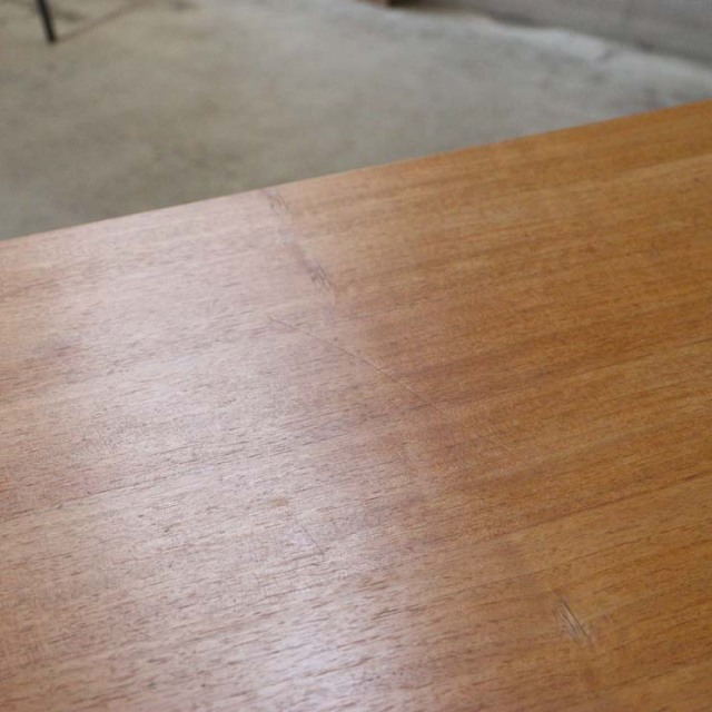 木製の茶色の脚があるサイドボード、中央に引き出し３つ、両端は開き戸、縦の木目がキレイ、23174