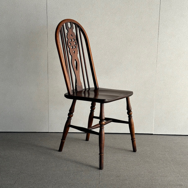 木製アンティークの椅子