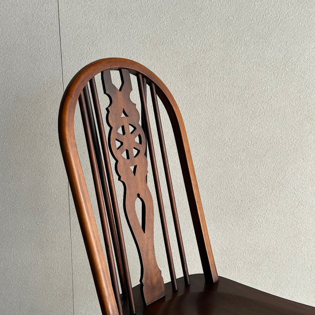 木製アンティークの椅子