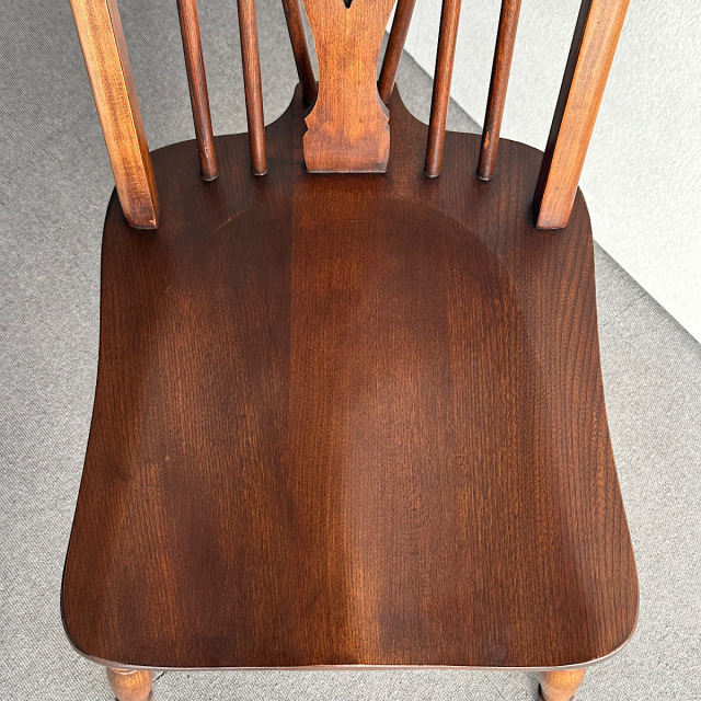 木製アンティークの椅子