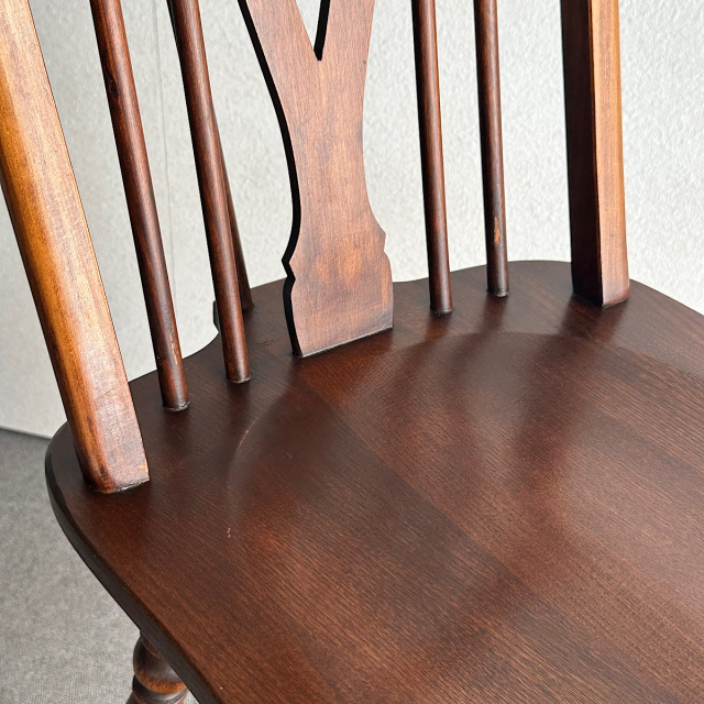 木製アンティークの椅子